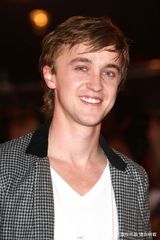 幻灯：《记住我》英国首映 帕丁森拥抱艾米莉似夫妻