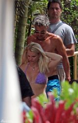 组图：布兰妮身着比基尼身材惹火不减当年