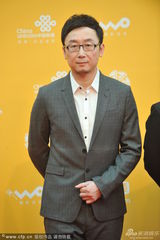 组图：评委陆川亮相北影节红毯 眼镜短须斯文