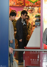 组图：黎明和助理来京 车内与司机聊天抽烟