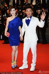 组图：王宝强戛纳红毯跪地示爱激吻娇妻