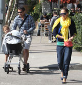 高清组图：杰西卡-阿尔芭一家四口外出其乐融融