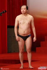 高清图：2012亚洲先生首次面试 泳裤示人奇招尽出