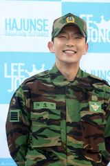 高清组图：韩星李准基退伍现场 千名粉丝迎接