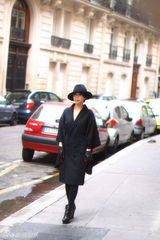 组图：许茹芸巴黎街拍 不同造型尽显天后气质