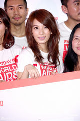 组图：Hebe亲切可爱热心公益 透露Ella赴美学英文