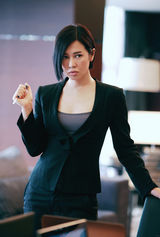 组图：《全民目击》曝余男剧照 御姐气场爆棚