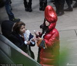 组图：杨幂挺孕肚赶戏显臃肿 拿气球表情呆萌