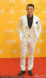 组图：王丽坤亲密牵郑恺 全白装玩王子公主配