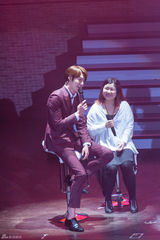 组图：金宇彬见面会展歌喉 穿围裙做料理