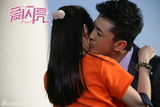 组图：《爱闪亮》热播 吻戏拥抱剧照曝光