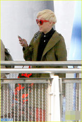 组图：麦莉身体康复恢复巡演 红框眼镜出街扮酷