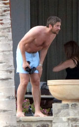 幻灯图：安妮斯顿墨西哥过生日 杰拉德-巴特勒作陪