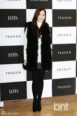 组图：金宇彬朴敏英亮相品牌活动展冬季时尚