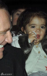 幻灯图集：萨尔玛-海耶克全家幸福出游