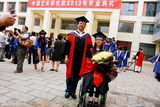 组图：舞者刘岩获博士学位 曾因北京奥运致残