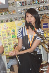 组图：蔡少芬一家三口现身书展 自谦无出书才华