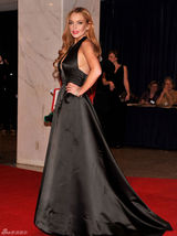 高清图：C罗女友白宫晚宴性感裸背 罗韩纯黑装肃穆