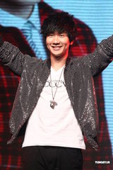 组图：林俊杰获票选人气男艺人 谢谢周杰伦相挺