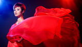 组图：石小群拍摄新年写真 红裳飞舞性感惹火