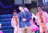 组图：胡夏央视闹元宵 《那些年》现场“催雨”