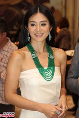 组图：杨采妮投资珠宝增值 高以翔期待能合作