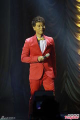 组图：慈善晚会谭咏麟等献唱 港姐冠军亮相庆功