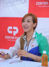 组图：f(x)宋茜明朗亮相签名会 兵哥追星行军礼