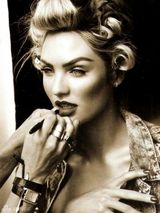 组图：维密超模坎蒂丝真空复古 上演金发野心