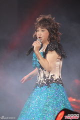 组图：朱咪咪红馆开唱 舞狮助兴飨歌迷