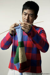 组图：郭晓冬生活写真当织毛衣的爸爸