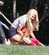 幻灯图：海蒂-蒙塔格热裤爆乳装令人喷血 