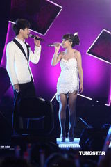 组图：五月天张惠妹等接力开唱 领众人跨越2011年