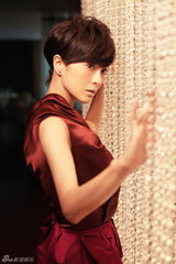 幻灯图集：苏岩红酒纯美写真  丝质红裙如火心情