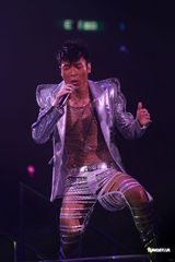 高清组图：许志安香港性感开唱 郑秀文现身不许求婚