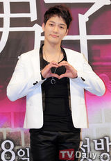 组图：池贤宇刘仁娜亮相《仁显王后的男人》发布会