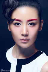 组图：刘梓妍炫目妆容透露赤色秘密