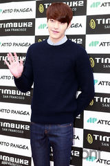 组图：韩星金宇彬出席粉丝签名会笑容迷人