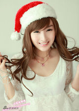 幻灯图集：小龙女彤彤化身圣诞宝贝 秀蕾丝装
