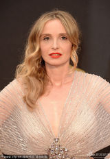 组图：朱丽-德尔比身贴两猛男露乳白衣罩