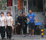 组图：张雨绮穿拖鞋街边打牙祭 边走边剔牙随意