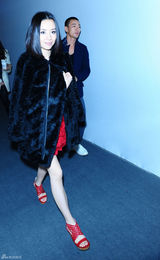 组图：董洁亮相微电影发布会时尚走秀