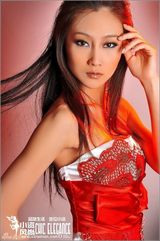 幻灯组图：“龙女郎”林鹏新造型 演绎狂野魅惑