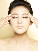 组图：贾青拍裸色写真皮肤光滑细腻