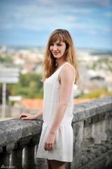 高清组图：法国女星露易丝-布尔昆白裙清纯亮相