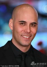 组图：《雷贝尔》首映 女主角肤色与裙子融为一体