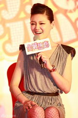 高清图：《全城热恋》热辣首映 女星舞15米长围脖