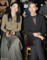 组图：井柏然廖凡同台看秀 兄弟见面相聊甚欢