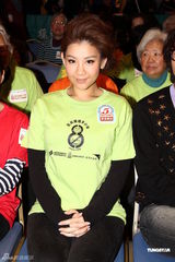 组图：郑欣宜泪悼邓光荣 否认曾因郑少秋关系恶化