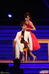 组图：李宇春莫文蔚魅惑合唱 红白玫瑰经典上演